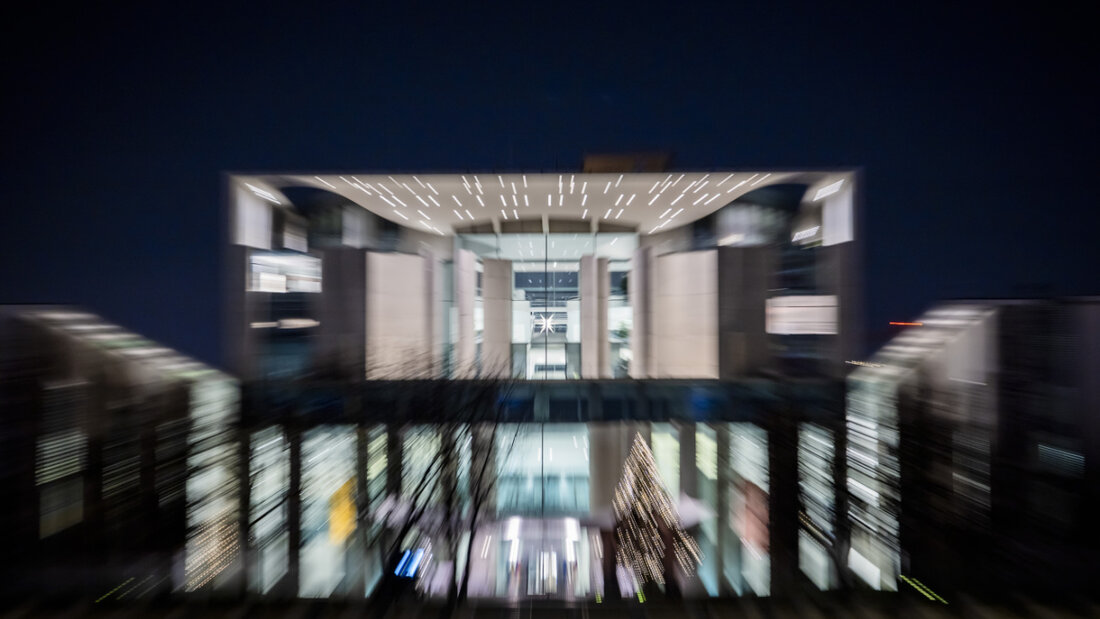 Sicht auf das Bundeskanzleramt. Im Kanzleramt beraten der ukrainische Präsident Selenskyj, seine Unterhändler und die US-Delegation zunächst unter sich über das weitere Vorgehen in den Verhandlungen über einen Waffenstillstand in der Ukraine. Foto: Christoph Soeder/dpa 20251214212603473.jpg