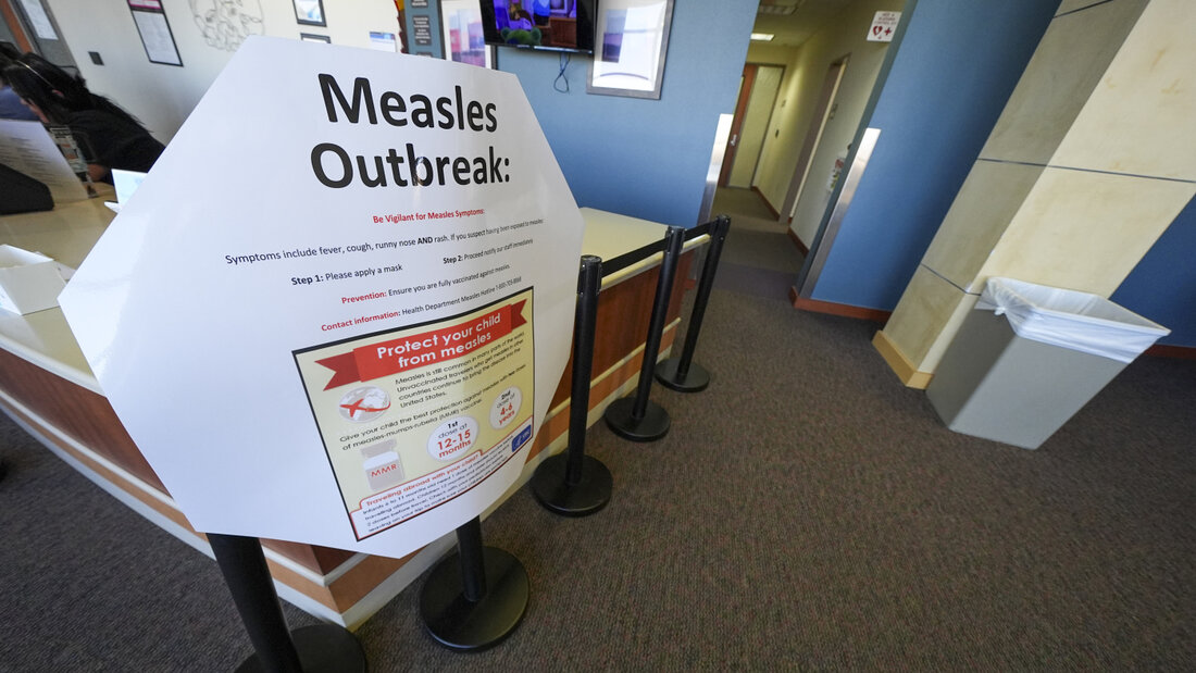 Ein Schild warnt Besucher des Tech University Health Sciences Center in Lubbock vor einem Masern-Ausbruch. Das war 2025. Die Rekordzahlen der Masern-Epidemie in diesem Jahr werden 2026 bereits übertroffen. 20260726045834935.jpg
