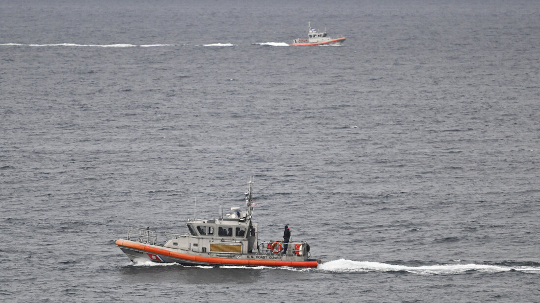ARCHIV - Ein Boot der US-Küstenwache am Torrey Pines State Beach in San Diego, Kalifornien. Die US-Küstenwache sucht vor der Ostküste der Vereinigten Staaten nach einem verschwundenen Kleinflugzeug mit sechs Personen an Bord. Foto: Denis Poroy/FR59680 AP/dpa/Archivbild 20261003172521690.jpg