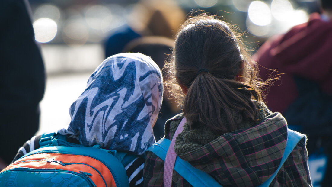 Die Bildungsdirektionen stellten bei der Zahl der Abmeldungen vom Unterricht an Schulen keinen Zusammenhang mit dem Kopftuchverbot fest. (Archivbild) 20261015054306843.jpg
