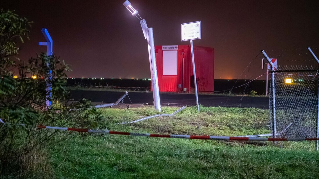 dpatopbilder - Ein beschädigter Flughafenzaun am Flughafen Leipzig/Halle. Derzeit sei unklar, ob sich unberechtigte Personen auf dem Flughafengelände aufhalten, hieß es in einer Mitteilung der Polizei. Es war zunächst nicht bekannt, wodurch der Zaun beschädigt wurde. Foto: Erik-Holm Langhofof/EHL Media/dpa 20261018104409707.jpg