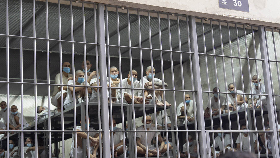 ARCHIV - Gefangene in dem Hochsicherheitsgefängnis Cecot in Tecoluca, El Salvador. Foto: Alex Brandon/AP/dpa 20250419115116636.jpg