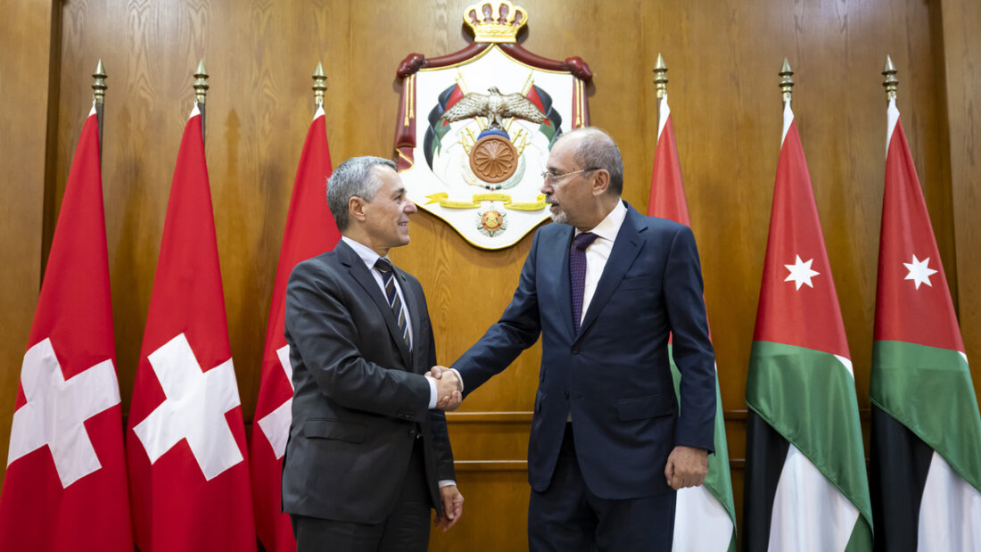 In der jordanischen Hauptstadt Amman ist Bundesrat Ignazio Cassis (links) von seinem Amtskollegen Ayman Safadi empfangen worden. 20251022221025875.jpg