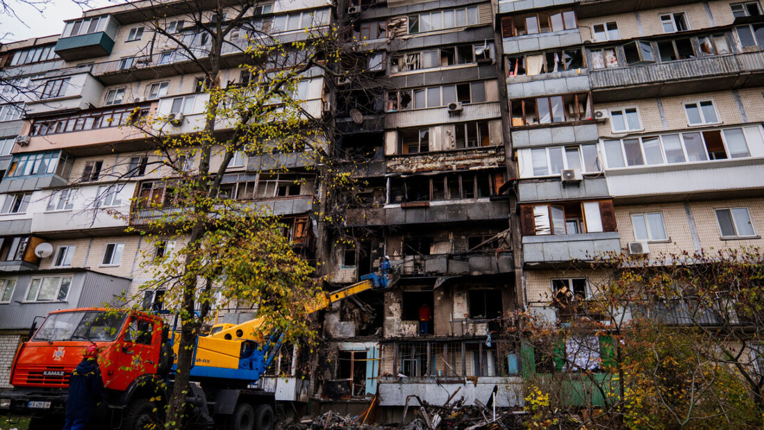 Feuerwehrleute arbeiten in einem zerstörten Wohnhaus nach einem russischen Drohnenangriff. Foto: Dan Bashakov/AP/dpa/Archivbild 20251026083807339.jpg