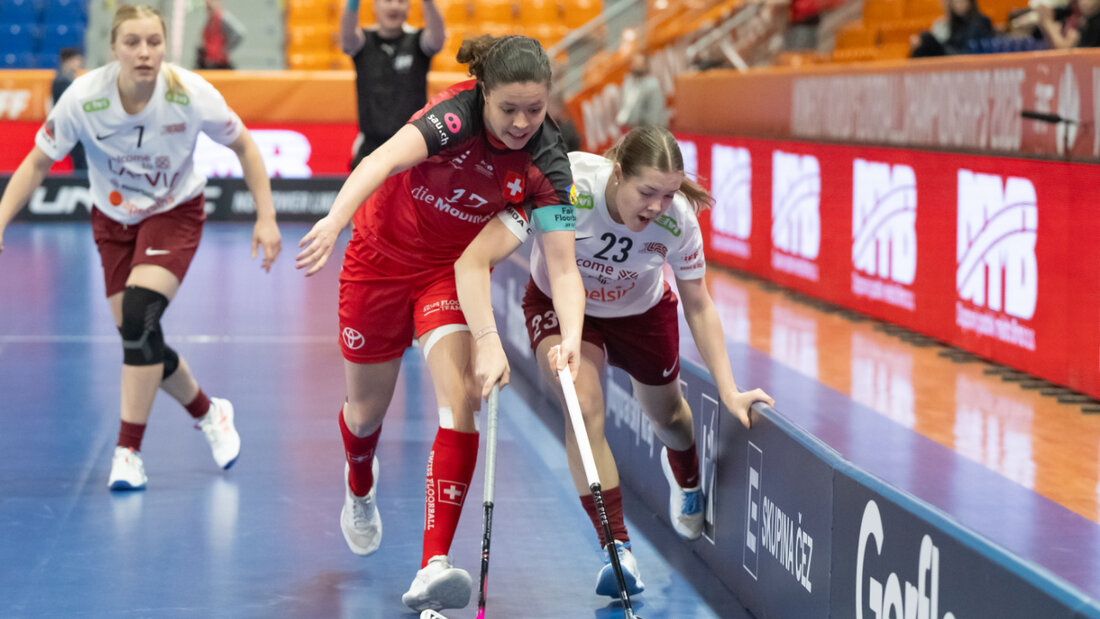 Isabelle Gerig (in Rot) läuft der Lettin Emilija Nico Salaciete (Nummer 23) den Ball ab 20251206120724382.jpg