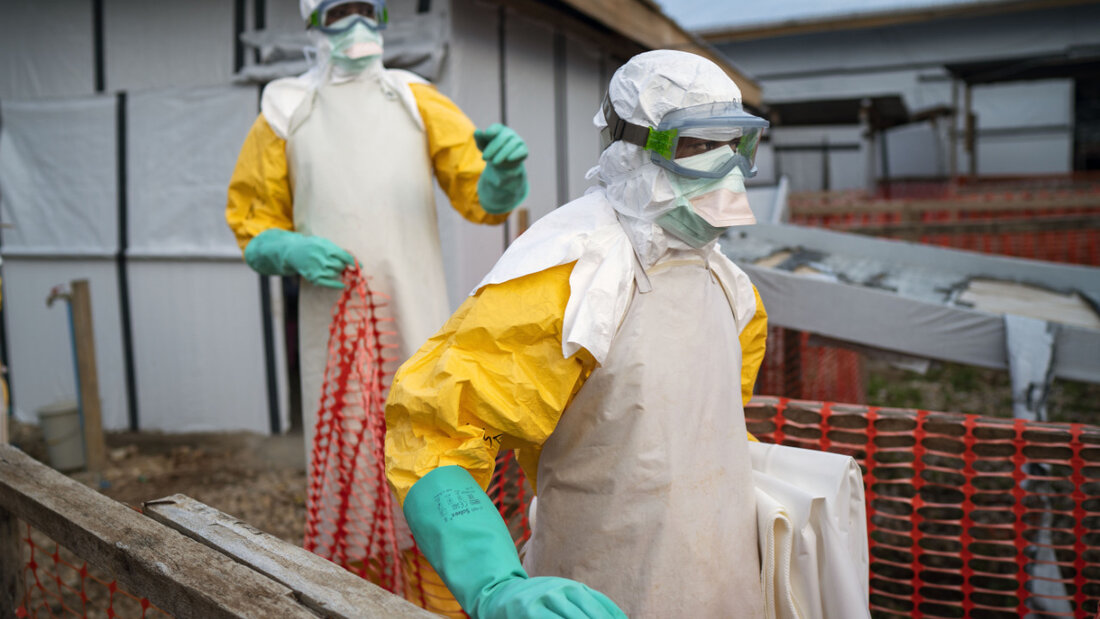 ARCHIV - Helfer kommen in Schutzanzügen zu ihrer Schicht in einem Behandlungszentrum mit Ebola-Erkrankten. Foto: Jerome Delay/AP/dpa 20260523121525764.jpg