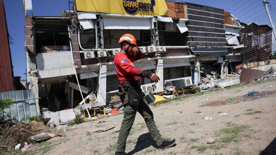 dpatopbilder - Ein Retter geht an einem beschädigten Gebäude nach einem Erdbeben vorbei. Foto: Basilio Sepe/AP/dpa 20260610093052935.jpg