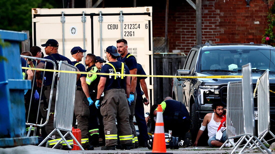 Rettungssanitäter rücken zu einem Vorfall bei der Veranstaltung «Salsa on St. Clair» in Toronto aus. Bei Schüssen auf einem Salsa-Festival in der kanadischen Stadt Toronto sind Menschen getötete worden. Foto: Keito Newman/The Canadian Press/AP/dpa 20260712050228786.jpg