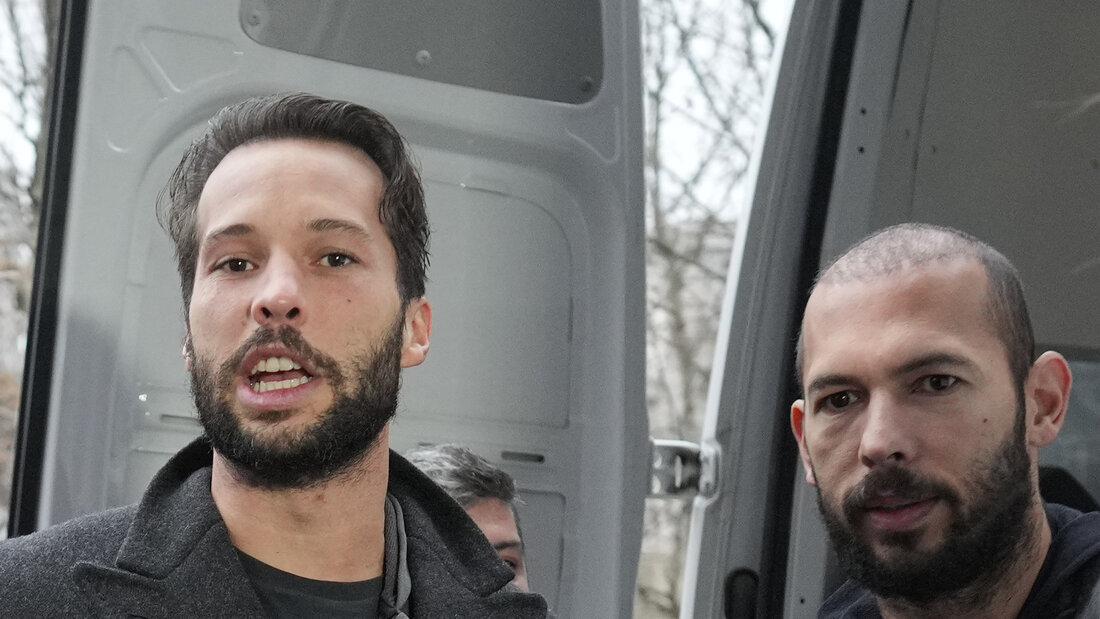 ARCHIV - Andrew Tate (r), Influencer, und sein Bruder Tristan erscheinen für eine weitere Verhandlung vor Gericht. Foto: Vadim Ghirda/AP/dpa 20260720125331261.jpg