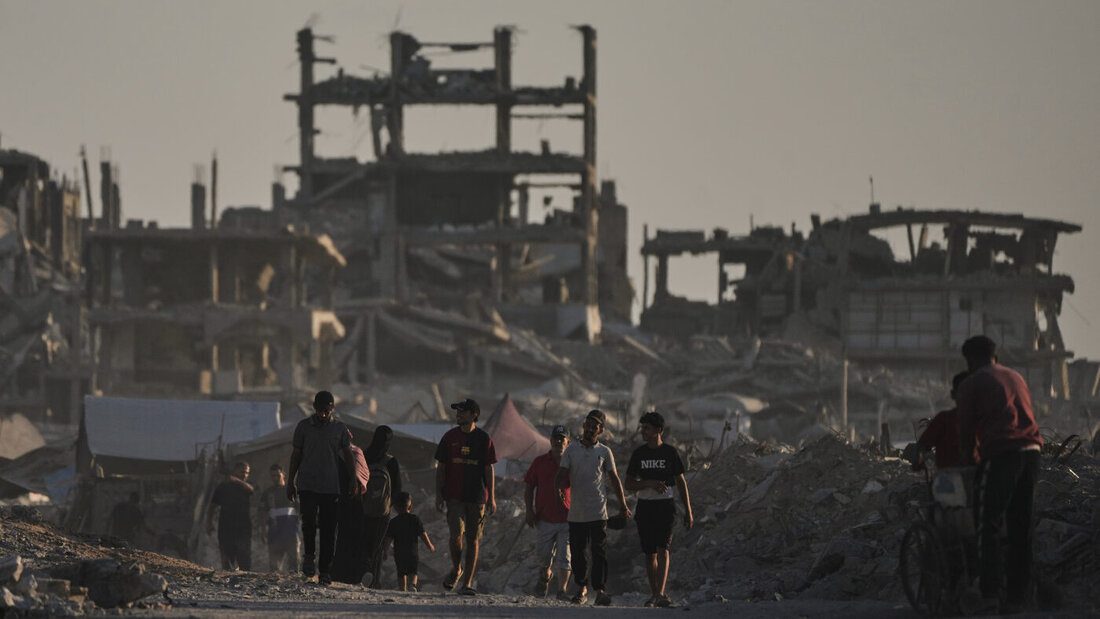 Palästinenser gehen in der Stadt Gaza zwischen den Trümmern von Gebäuden umher, die durch israelische Luftangriffe zerstört wurden. Foto: Jehad Alshrafi/AP/dpa 20260818184114525.jpg