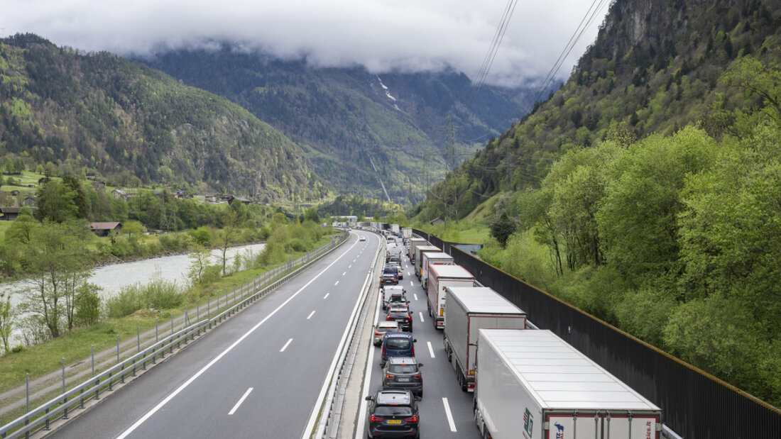Am Samstag staute sich der Verkehr am Gotthard in beide Richtungen. (Archivbild) 20250503134035078.jpg