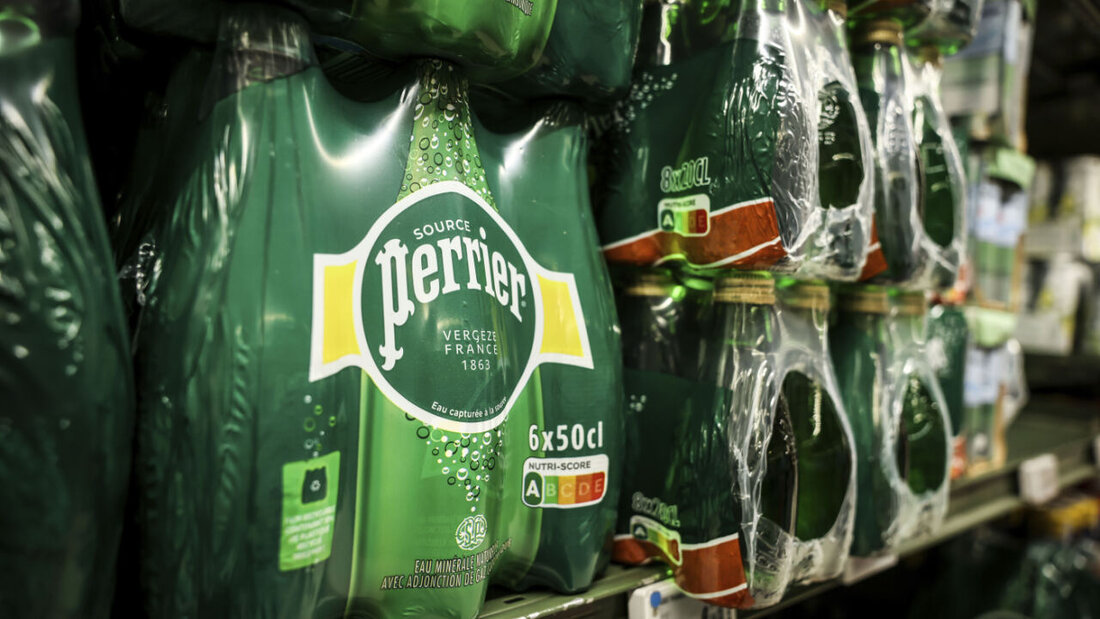 Perrier, Contrex und Hépar können laut einer staatlichen französischen Analyse aufgrund ihrer Mikrofiltration nicht mehr als "natürliche Mineralwässer" gelten. Darüber informiert Nestlé nun. (Archivbild) 20250612200249755.jpg