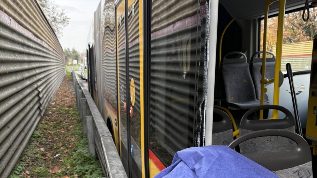 Die Fahrgäste konnten das Postauto weitgehend unverletzt verlassen. 20251115103054640.jpg