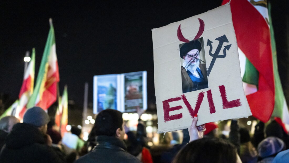 Am Dienstag gingen hunderte Menschen in Zürich gegen das iranische Regime auf die Strasse. Sie blieben friedlich., zeigten aber klar, was sie vom Regime halten. 20260113205908013.jpg