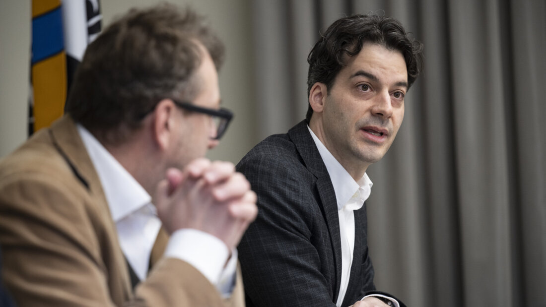 Regierungsrat Peter Peyer (SP) und Niculin Mosca, Amtsleiter des Amt für Migration und Zivilrecht, zeigen Verständnis für die Forderungen im Kampf gegen die Mafia der Bürgergemeinde Roveredo. 20260612110918181.jpg