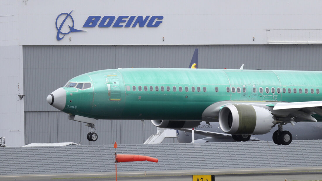 Bei einigen Flugzeugen des älteren Boeing-Typs 737NG wurden in den vergangenen Jahren Risse neben der Vordertür gefunden. Jetzt sollen zur Sicherheit auch gut 470 neuere Max-Modelle geprüft werden. (Archivbild) 20260807092335730.jpg