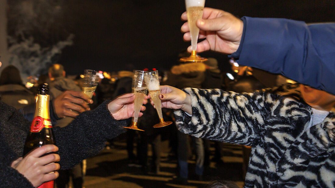 An Silvester stossen viele Menschen gerne mit Alkohol an. (Archivbild) 20241225064641380.jpg