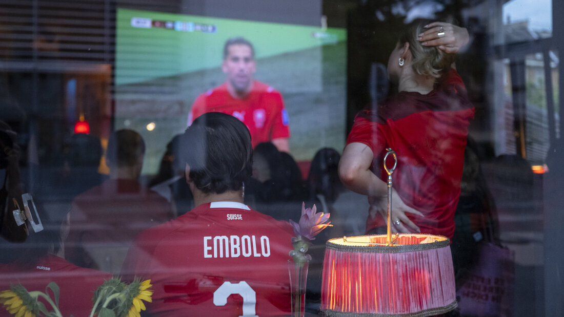 In Chur darf das Schweizer WM-Viertelfinal in Innenräumen der Bars unter bestimmten Voraussetzungen gezeigt werden. (Symbolbild) 20260708152632041.jpg