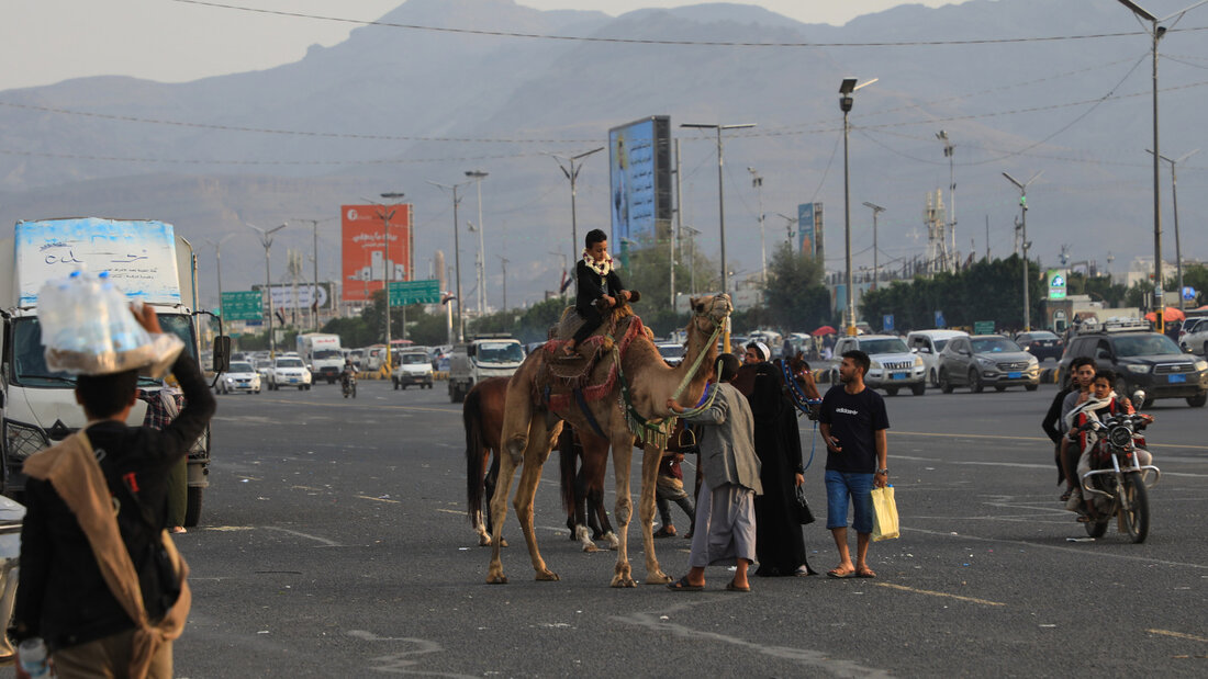 ARCHIV - Ein Junge reitet auf einem Kamel, während sich Menschen entlang einer Straße versammeln. Foto: Osamah Abdulrahman/AP/dpa 20260816161156079.jpg