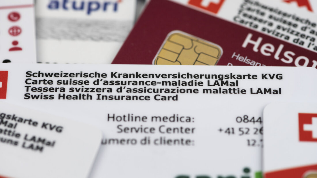 Die Krankenkassenprämien steigen auch 2027 schweizweit an. In Graubünden und Glarus fällt die Steigerung schwächer als im nationalen Durchschnitt aus. (Symbolbild) 20260929140104030.jpg