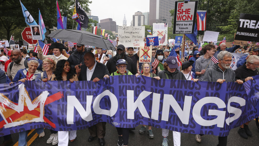 Andrea Waters King, dritte von links, und Martin Luther King III, vierter von links, marschieren in Philadelphia bei der "No Kings"-Demonstration mit. Foto: Yuki Iwamura/FR171758 AP/dpa 20250615031106832.jpg