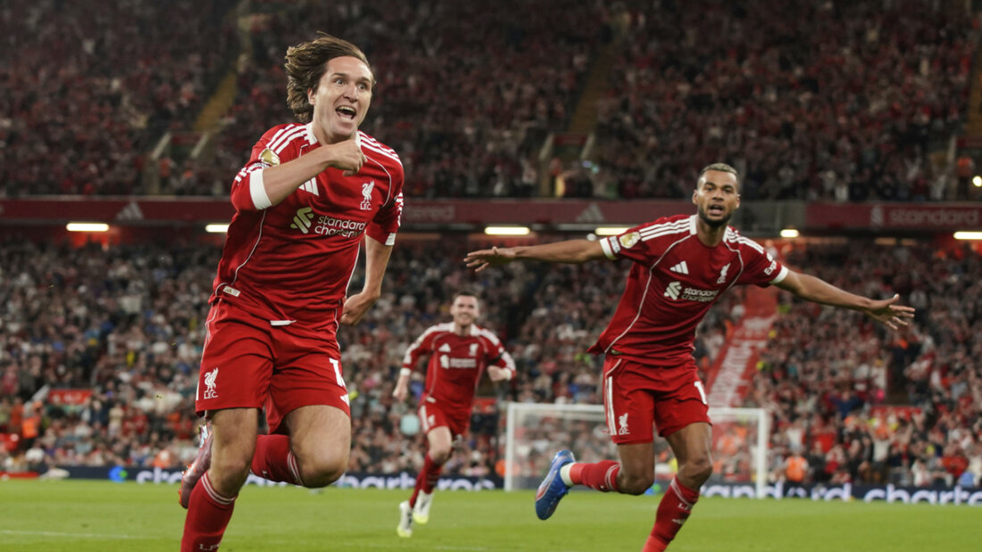 Siegtorschütze Federico Chiesa (l.) lässt sich von den Liverpool-Fans feiern 20250815232018313.jpg