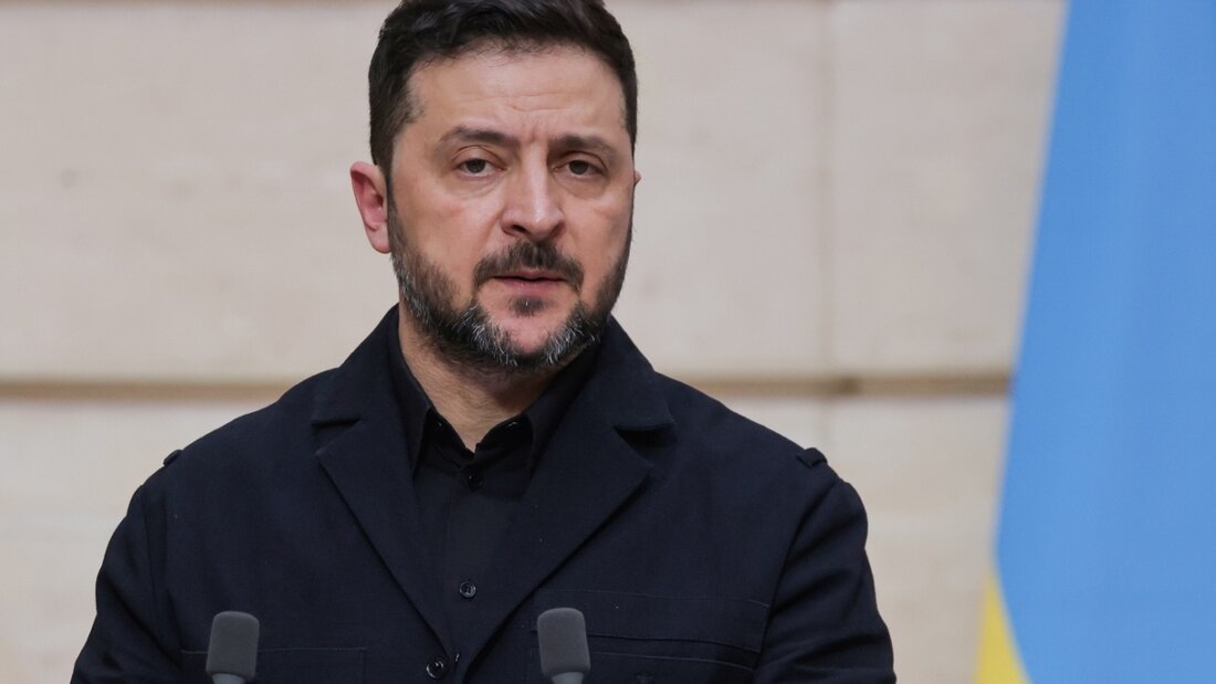 ARCHIV - Wolodymyr Selenskyj, Präsident der Ukraine, spricht während einer gemeinsamen Pressekonferenz mit Frankreichs Präsident Macron (nicht im Bild) nach einem bilateralen Treffen im Elysee-Präsidentenpalast. Foto: Ludovic Marin/Pool AFP/AP/dpa 20260322142416131.jpg