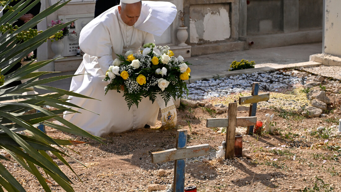 dpatopbilder - Papst Leo XIV. legt auf dem Friedhof und am Grab des kleinen Joussef in Lampedusa auf Sizilien Blumen nieder. Er befindet sich dort im Rahmen eines eintägigen Pastoralbesuchs auf der Insel, die zu einem Symbol für die Gefahren geworden ist, denen Migranten ausgesetzt sind. Foto: Ciro Fusco/Ansa POOL/AP/dpa 20260704104833065.jpg