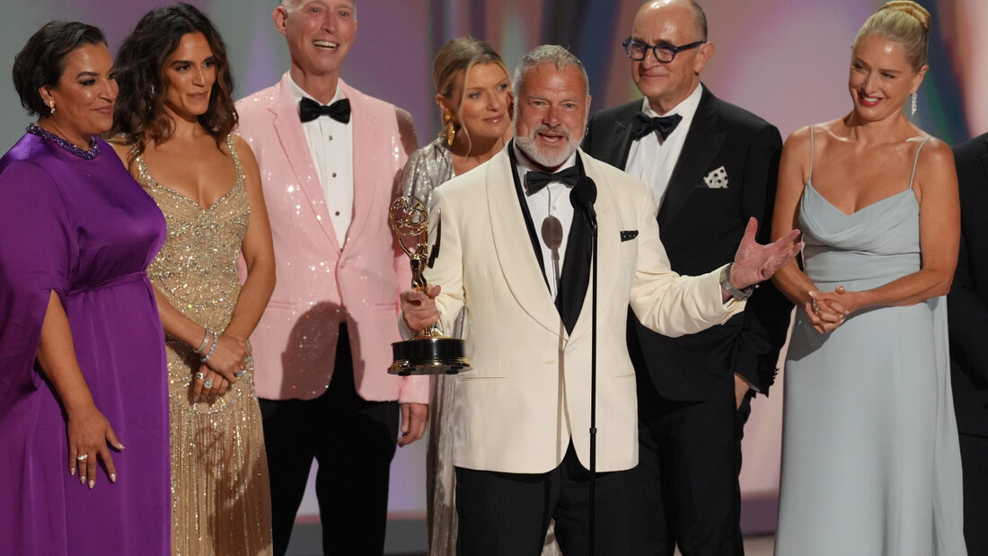 R. Scott Gemmill (M) und das Team von «The Pitt» nehmen im Peacock Theater den Preis für die beste Dramaserie bei der 78. Emmy-Verleihung entgegen. Foto: Chris Pizzello/Invision/AP/dpa 20260915083153168.jpg