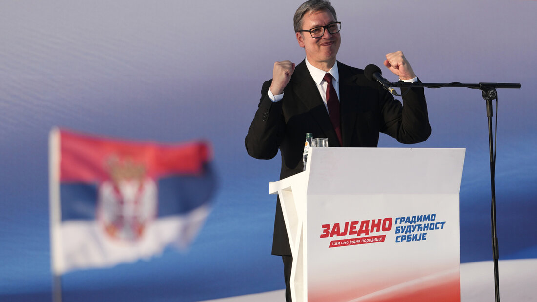 ARCHIV - Der serbische Präsident Aleksandar Vucic hält eine Rede vor einer Kundgebung der regierenden Serbischen Fortschrittspartei (SNS). Foto: Darko Vojinovic/AP/dpa 20260927204235203.jpg