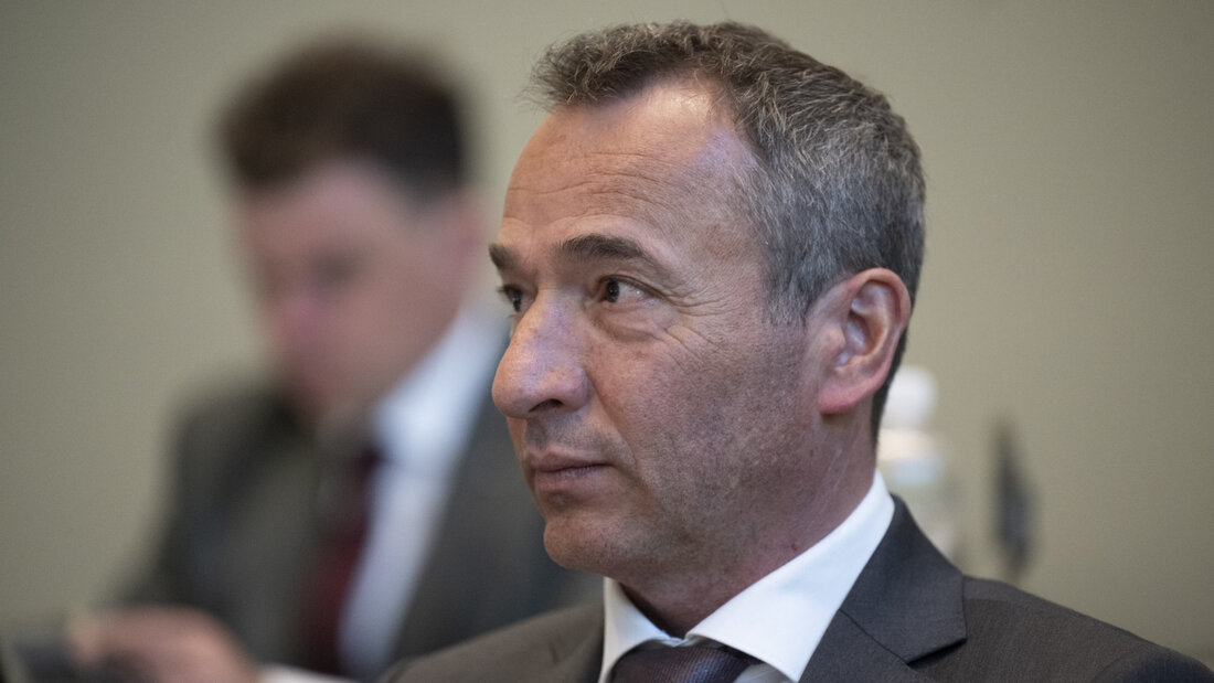 Der Vorsteher des Bündner Finanzdepartements, Martin Bühler (FDP), rechnet für 2027 mit roten Zahlen in der Rechnung. (Archivbild) 20261014113652127.jpg