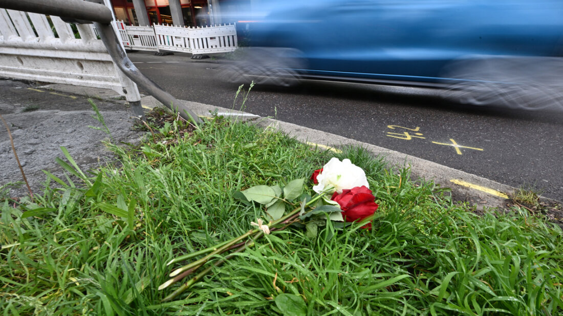 Blumen an der Unfallstelle in Stuttgart. Foto: Bernd Weißbrod/dpa 20250504141416475.jpg