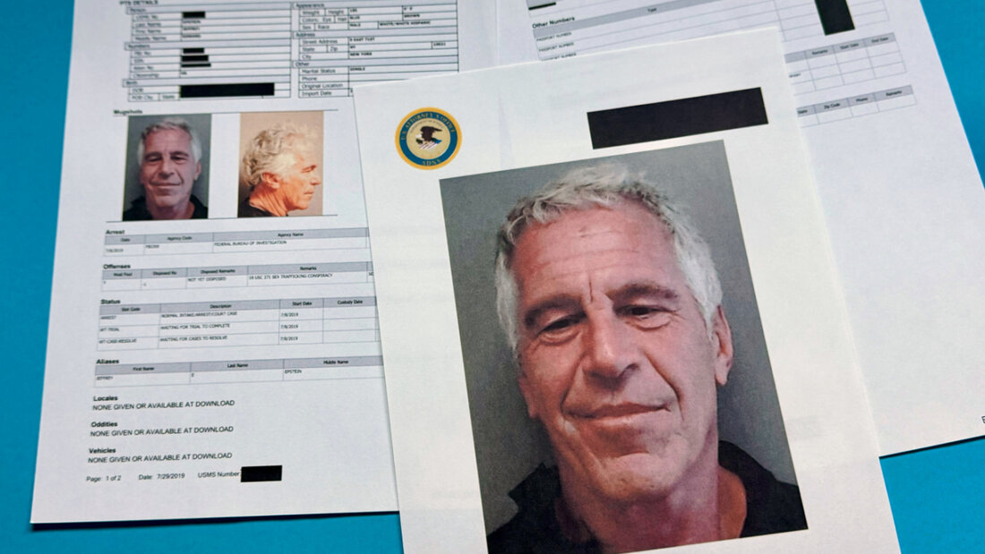 ARCHIV - Dokumente mit geschwärzten Passagen aus den Jeffrey-Epstein-Akten werden in Washington gezeigt (Archivbild). Foto: Jon Elswick/AP/dpa - ACHTUNG: Nur zur redaktionellen Verwendung im Zusammenhang mit der aktuellen Berichterstattung und nur mit vollständiger Nennung des vorstehenden Credits 20260325141836494.jpg
