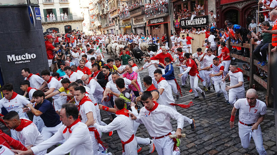Feiernde laufen beim ersten Stierlauf des San-FermÌn-Festes neben den Kampfstieren von Fuente Ymbro her. Foto: Miguel Oses/AP/dpa 20260707091018468.jpg
