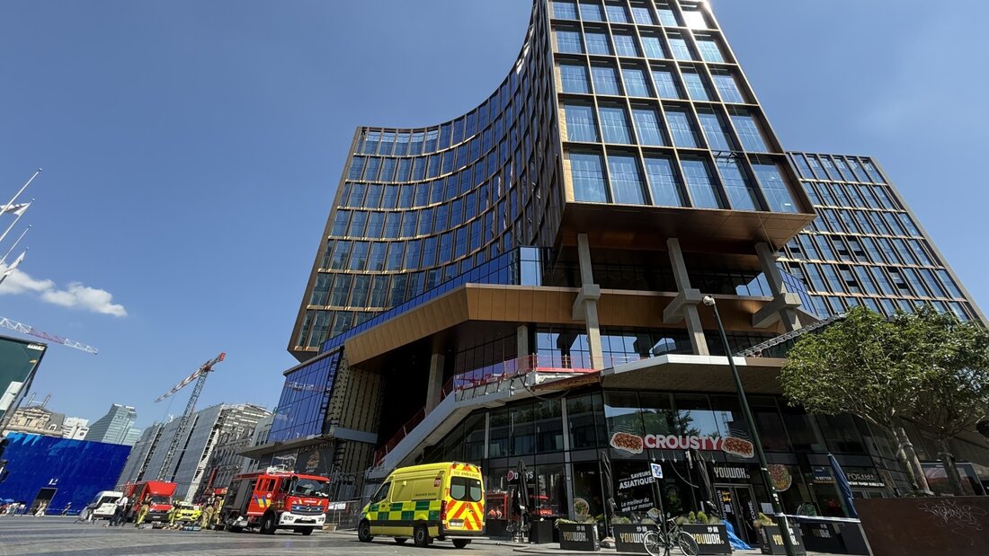 Rettungskräfte stehen vor dem OXY-Gebäude am Place De Brouckere. Bei einem Gebäudebrand sind nach übereinstimmenden Medienberichten mehrere Menschen gestorben. Foto: Michael Brandt/dpa 20260714150809171.jpg