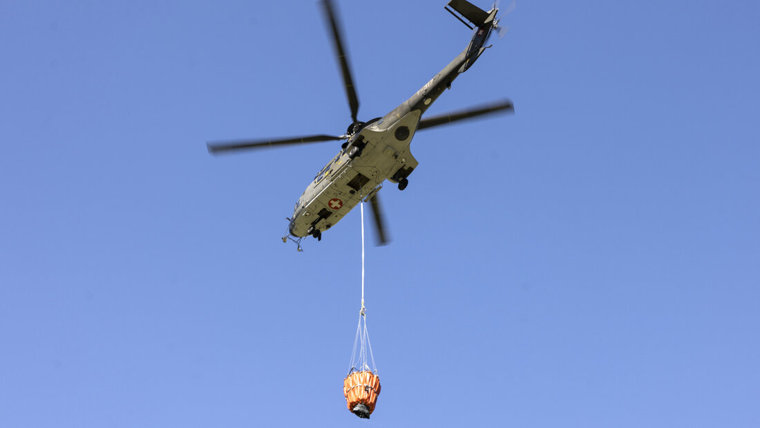 Helikopter mussten in den letzten Wochen Wasser auf Alpen transportieren. Es ist unklar, wer die Hilfsangebote bei grosser Trockenheit koordiniert. (Archivbild) 20260720123642814.jpg