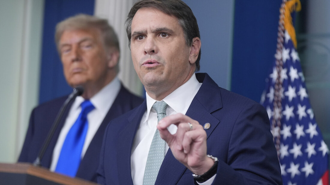 ARCHIV - Der - 2025 noch stellvertretende - Justizminister Todd Blanche spricht im Besprechungsraum des Weißen Hauses in Washington zu den Medien, während Präsident Donald Trump zusieht. Foto: Manuel Ceneta/AP/dpa 20260808112023130.jpg