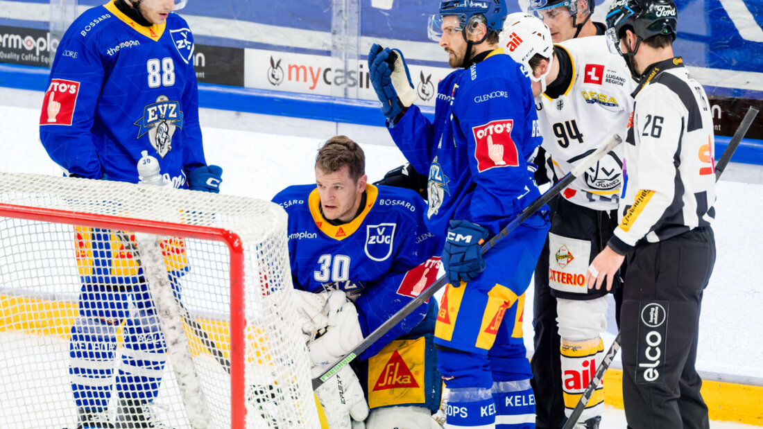 Leonardo Genoni muss nach einem Check von Dario Simion ausgewechselt werden 20251121224336442.jpg