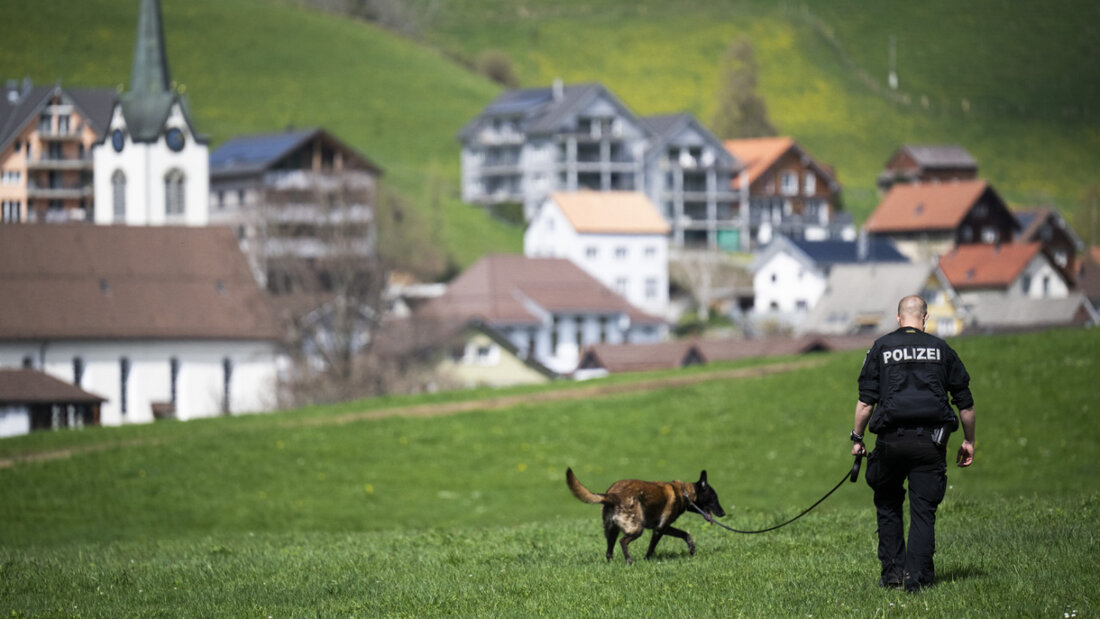 Beim Tatort eines Tötungsdelikts in Urnäsch war die Polizei am Donnerstag auch mit Spürhunden im Einsatz. 20260416161053681.jpg