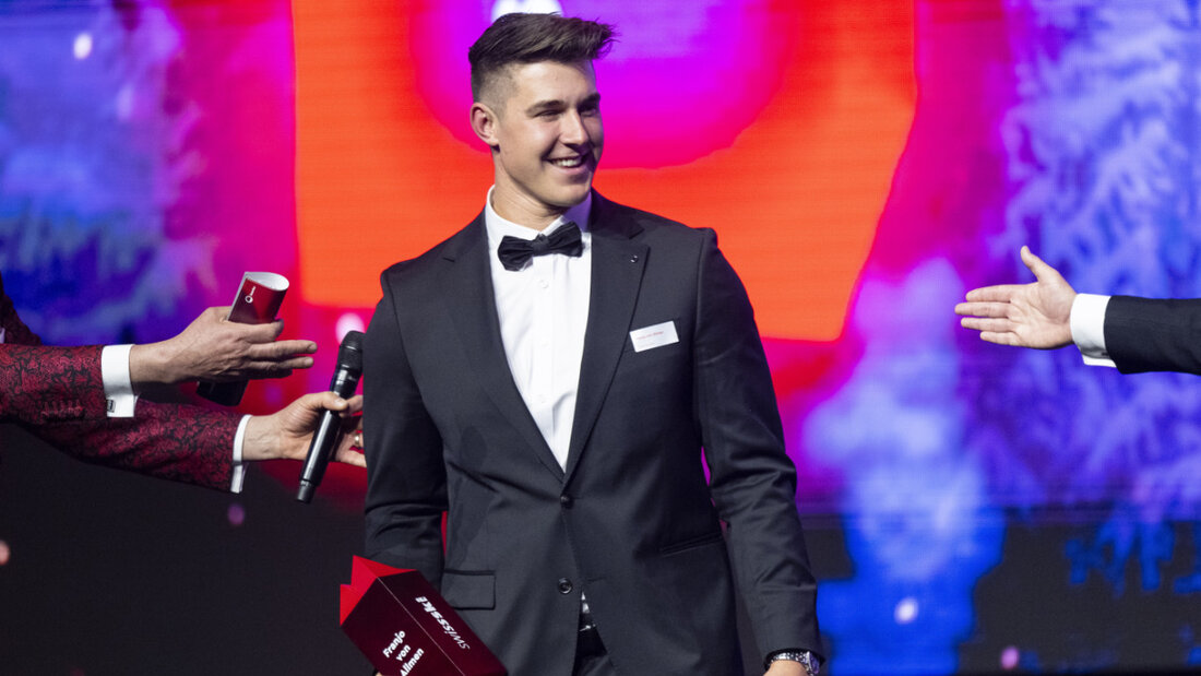 Franjo von Allmen posiert mit dem Award an der Swiss-Ski Night in Zürich-Oerlikon 20260512204617199.jpg