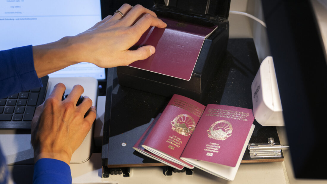 In Europa hat die digitale Erfassung den Stempel im Reisepass für Reisende aus ausserhalb des Schengenraums abgelöst. (Symbolbild) 20260606093052105.jpg