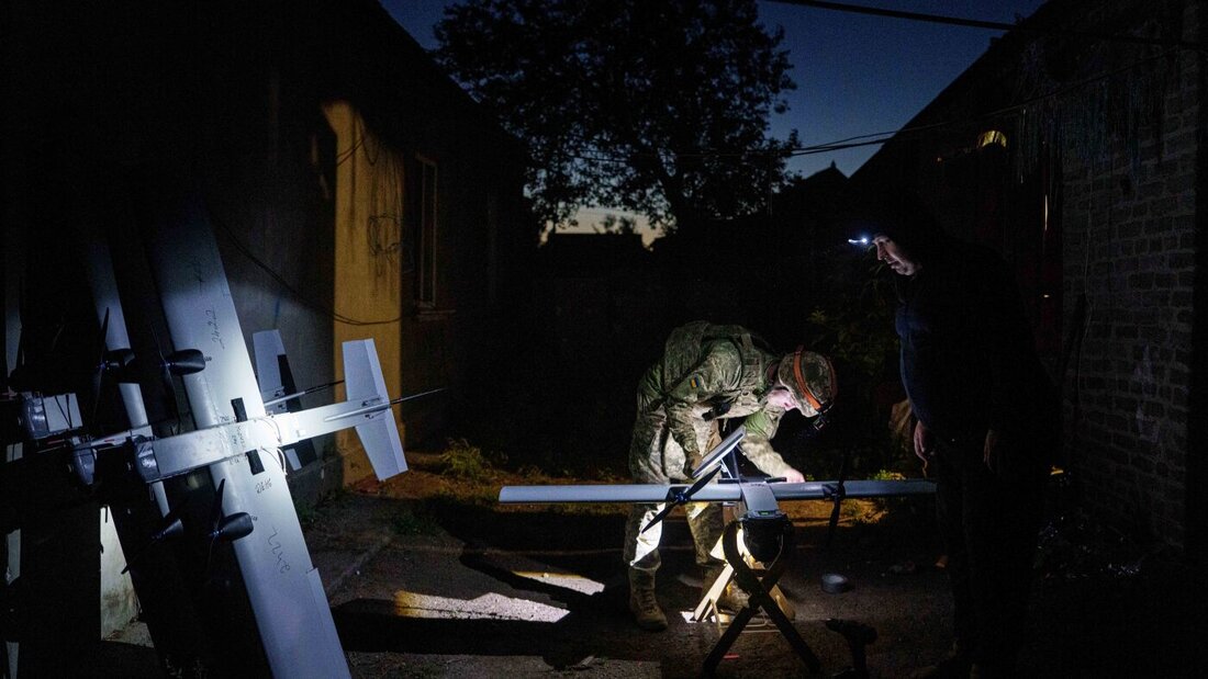 dpatopbilder - Ein Soldat der ukrainischen K-2-Brigade richtet eine Mittelstrecken-Drohne ein, um russische Stellungen an der Front in der ukrainischen Region Donezk anzugreifen. Foto: Evgeniy Maloletka/AP/dpa 20260713090422814.jpg