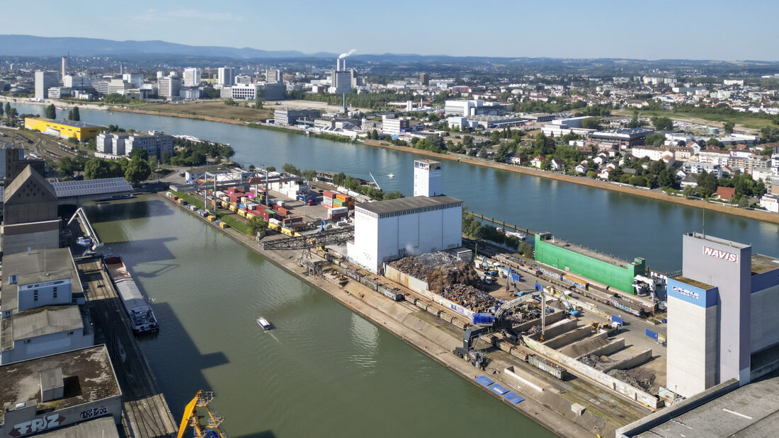 Von Einschränkungen des Schiffverkehrs auf dem Rhein wäre auch die Schweiz betroffen, etwa hier beim Rheinhafen in Basel. (Archivbild) 20260810095307662.jpg