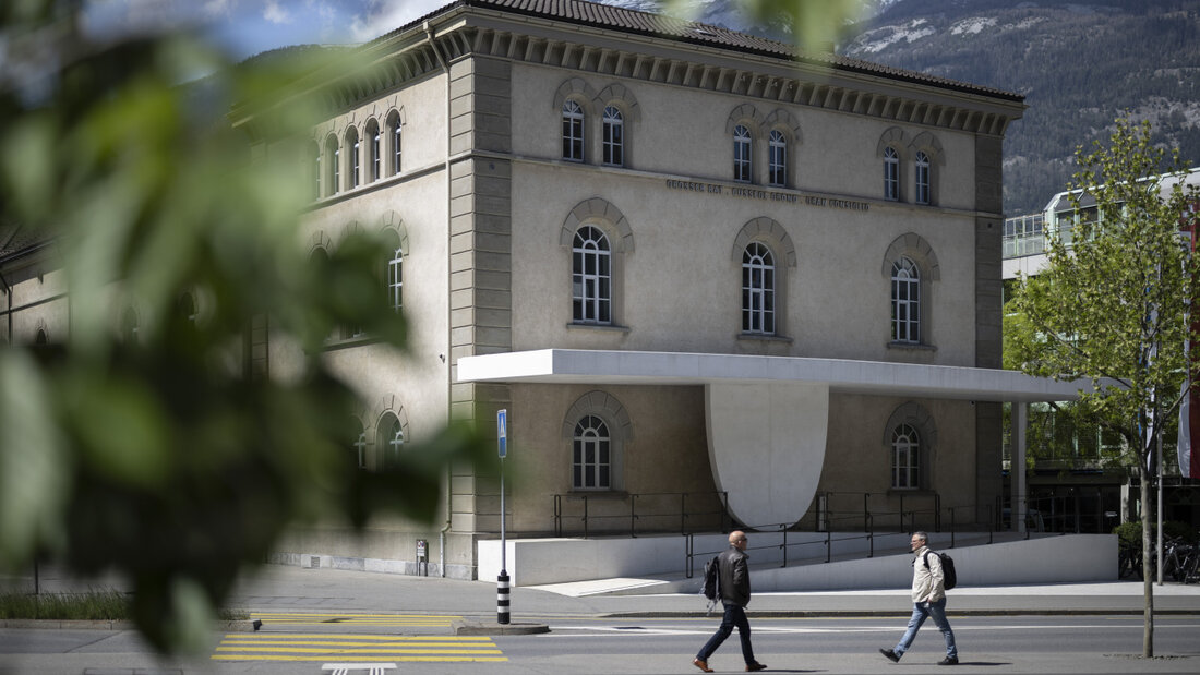 Sollte dereinst wieder eine Pandemie ausbrechen, so könnten Bündner Parlamentarierinnen und Parlamentarier dann dank eines neuen Gesetzes virtuell statt im Grossratsgebäude tagen. Die Änderungen befinden sich nun in der Vernehmlassung. (Archivbild) 20260827090635694.jpg