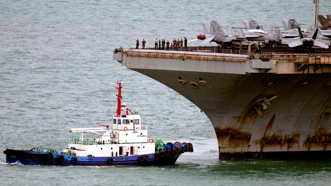 dpatopbilder - Ein Schlepper begrüßt den Flugzeugträger "USS Abraham Lincoln" der US-Marine bei seiner Ankunft im Hafen von Laem Chabang in Chonburi, Thailand. Foto: Sakchai Lalit/AP/dpa 20260902072833590.jpg