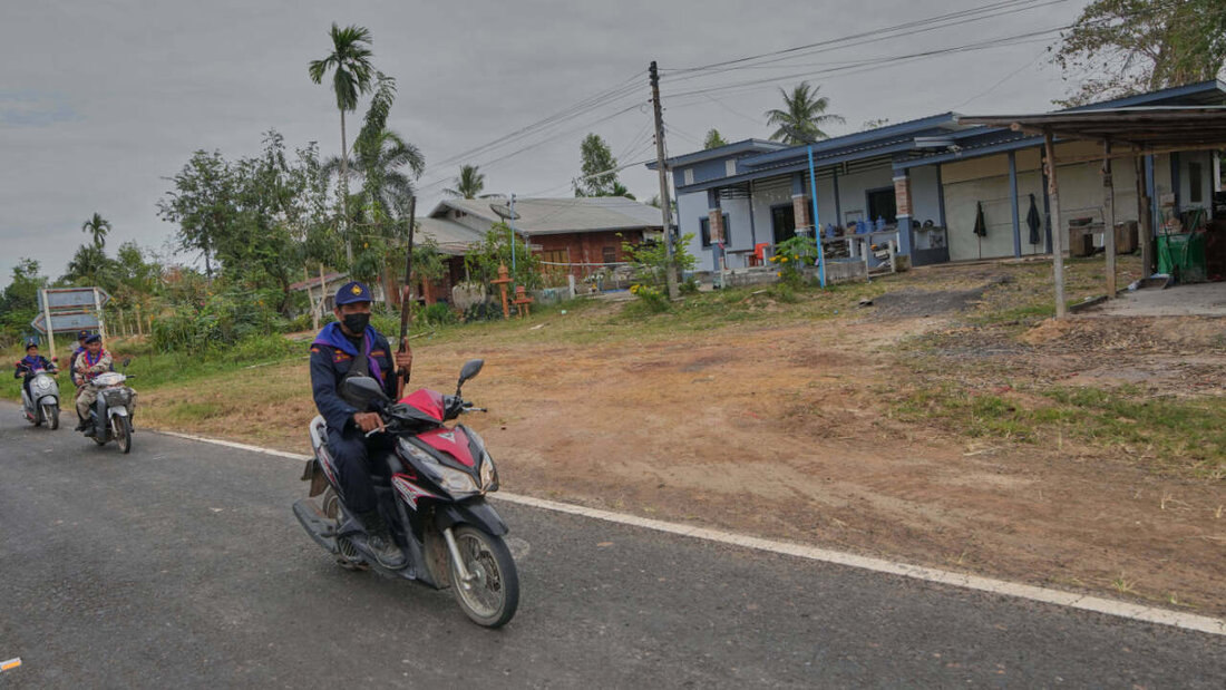 Freiwillige der Dorfsicherheit patrouillieren in der Gemeinde, während die Dorfbewohner in ein Evakuierungszentrum inmitten des anhaltenden Grenzkonflikts zwischen Thailand und Kambodscha in der thailändischen Provinz Buriram umgezogen sind. Foto: Sakchai Lalit/AP/dpa 20251213115812354.jpg