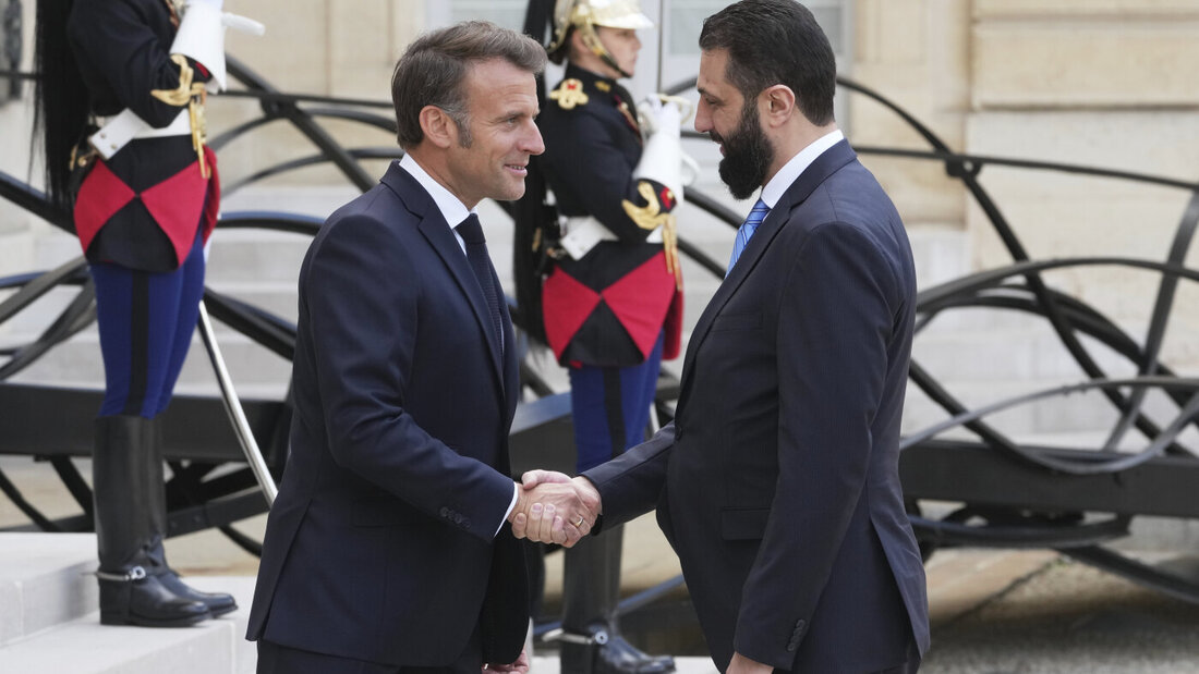 ARCHIV - Der französische Präsident Emmanuel Macron (l) begrüßt den syrischen Interimspräsidenten Ahmed al-Scharaa vor ihren Gesprächen im Elysee-Palast. Foto: Michel Euler/AP/dpa 20260706213325902.jpg