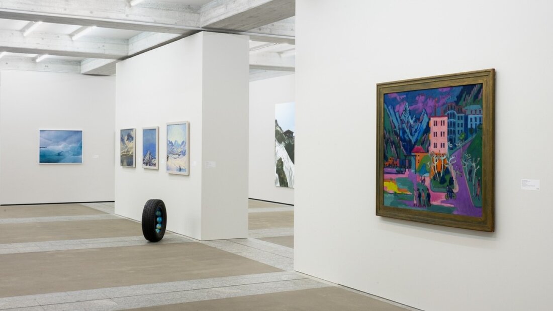 Das Werk von Isabelle Krieg, ein Reifen mit mehreren Globen im Innern, steht in unmittelbarer Nähe zu den Berglandschaften von Giovanni Giacometti, Ferdinand Hodler und Martha Cunz. 20260714100036307.jpg
