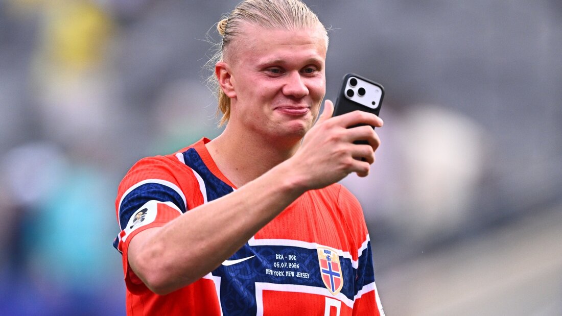 ARCHIV - Der norwegische Kicker Erling Haaland läuft nach dem Spiel mit dem Smartphone in der Hand über den Platz. Ob der Clip auch auf Instagram wandert? Foto: Tom Weller/dpa (Archivbild) 20260802134828251.jpg