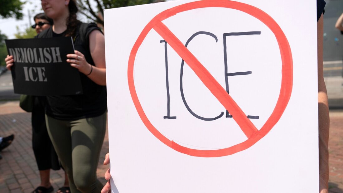 ARCHIV - Ein Protest gegen die US-Einwanderungs- und Zollbehörde (ICE) in Washington. Foto: Jose Luis Magana/AP/dpa/Archivbild 20260924172521890.jpg